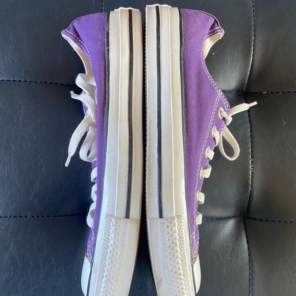 Women’s Converse Size 6 - Picture 2 of 3